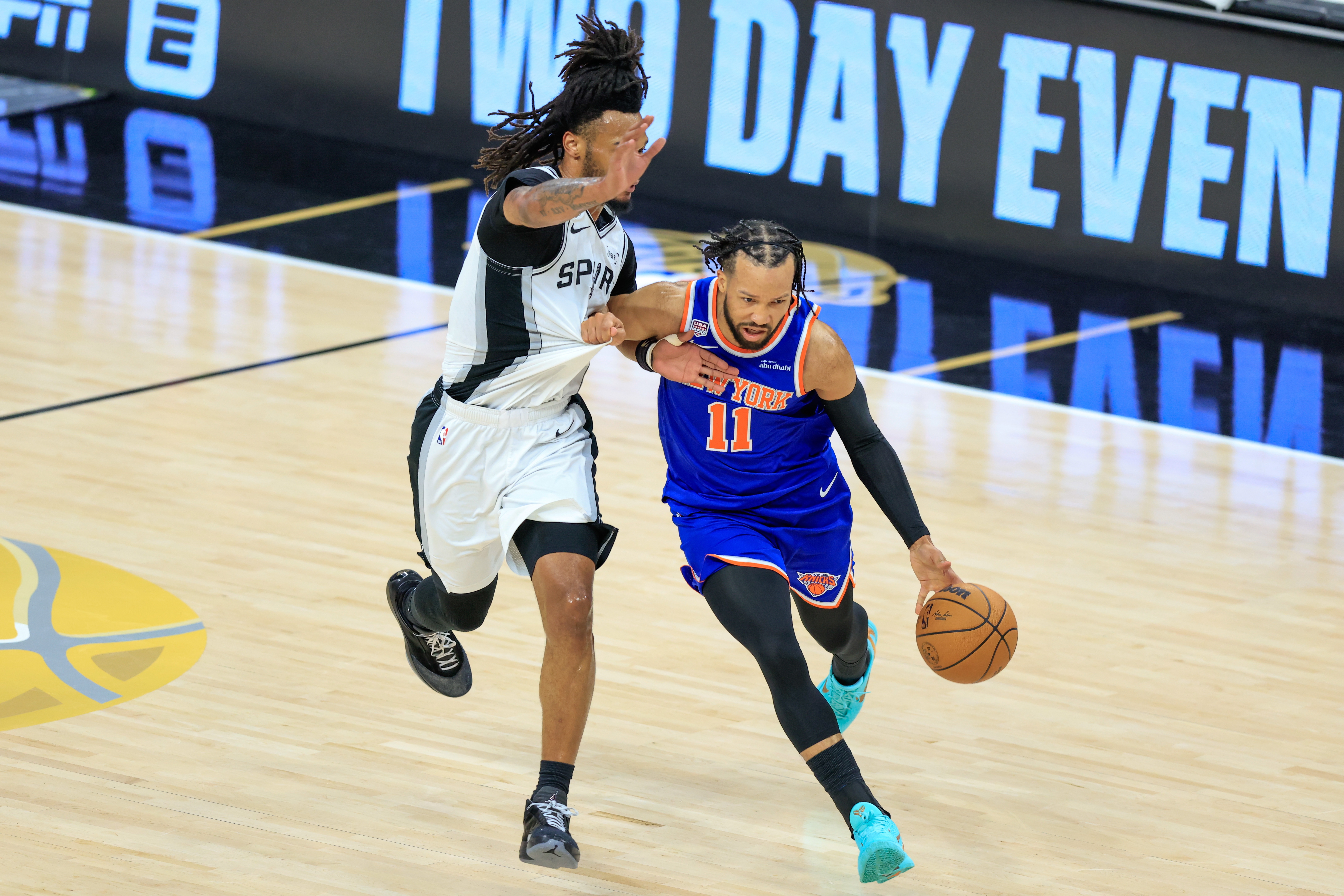 周琦点破布伦森软肋:封左路放右手,走右路不顺 周琦点破布伦森软肋:封左路放右手,走右路不顺