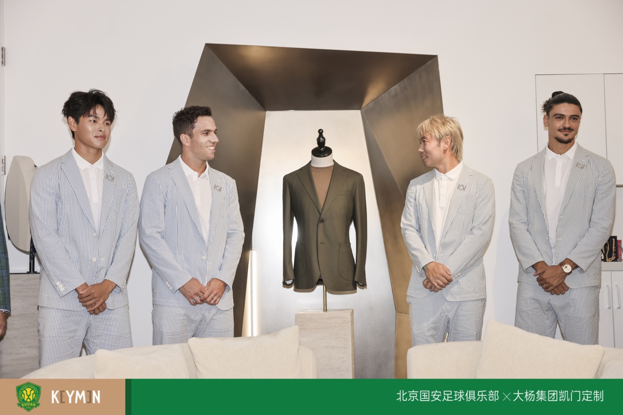 北京国安签约凯门定制 蒙哥马利携四将西服亮相 北京国安签约凯门定制 蒙哥马利携四将西服亮相