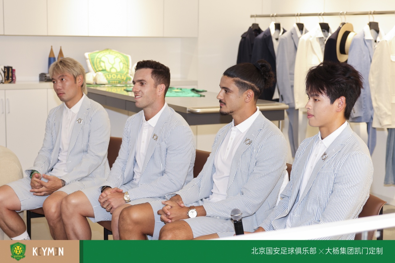 北京国安签约凯门定制 蒙哥马利携四将西服亮相 北京国安签约凯门定制 蒙哥马利携四将西服亮相