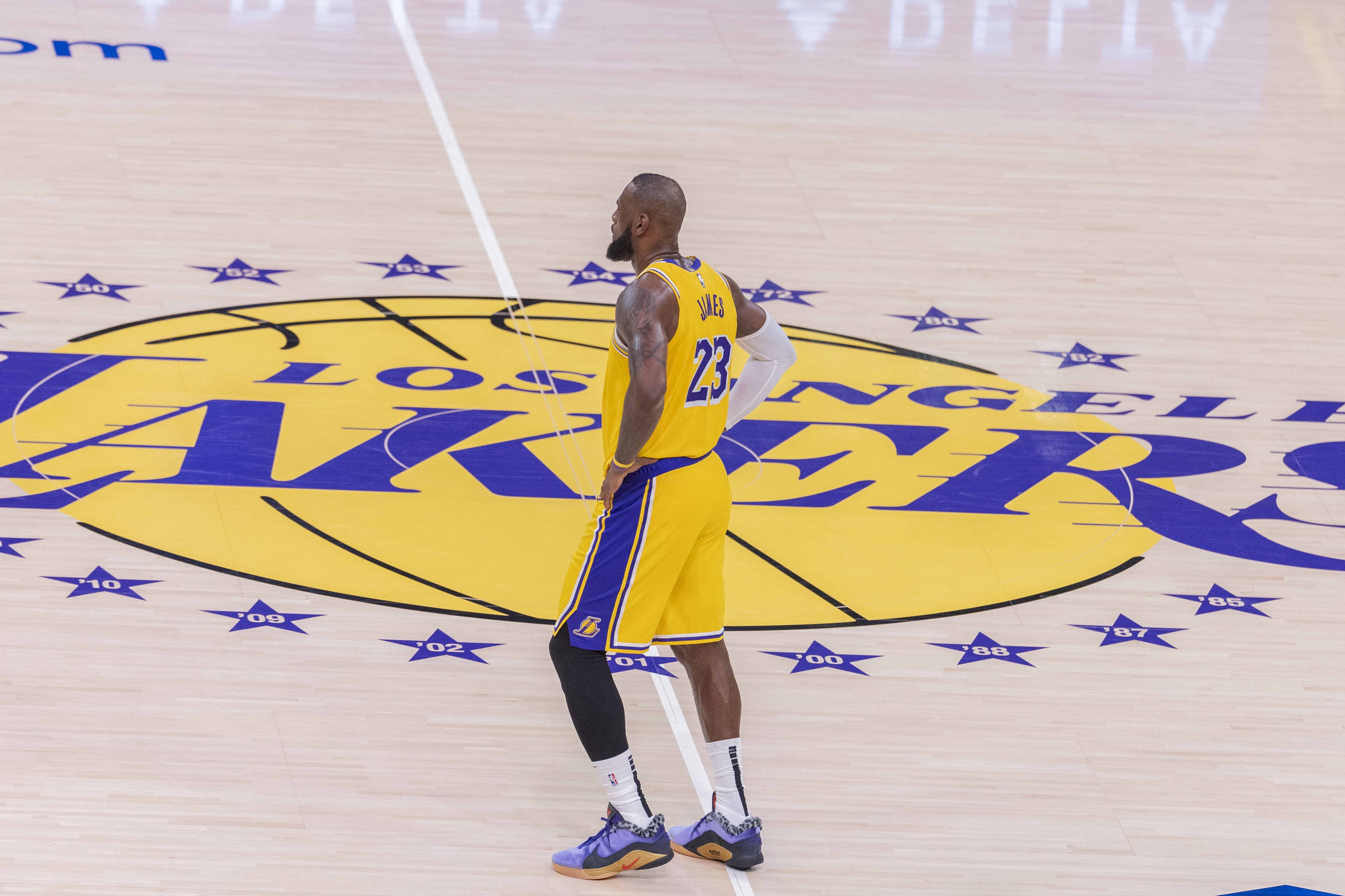 ESPN名记曝詹姆斯离队内幕 降薪三当家是底线 ESPN名记曝詹姆斯离队内幕 降薪三当家是底线
