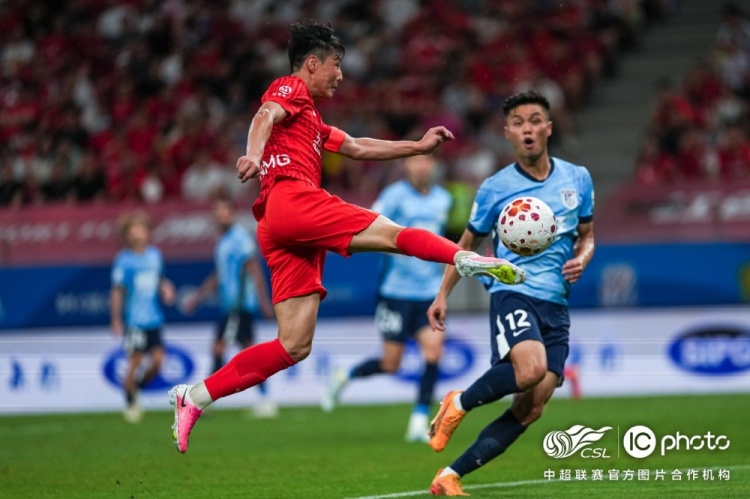 武磊越位进球被吹 魏震失点李新翔补时救主 海港1-1大连