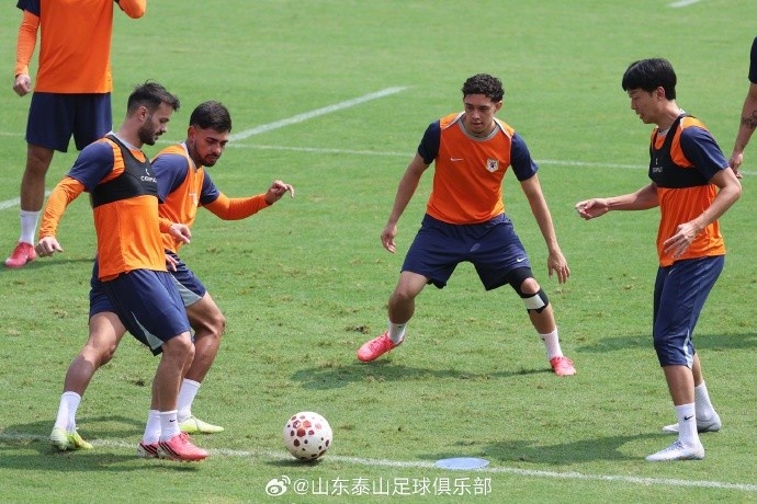 山东泰山开放日200名球迷助威 下午启程赴青岛战西海岸 山东泰山开放日200名球迷助威 下午启程赴青岛战西海岸