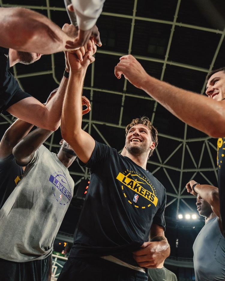 花样真多！东契奇与里夫斯玩抢球游戏 反应略胜一筹最终取胜