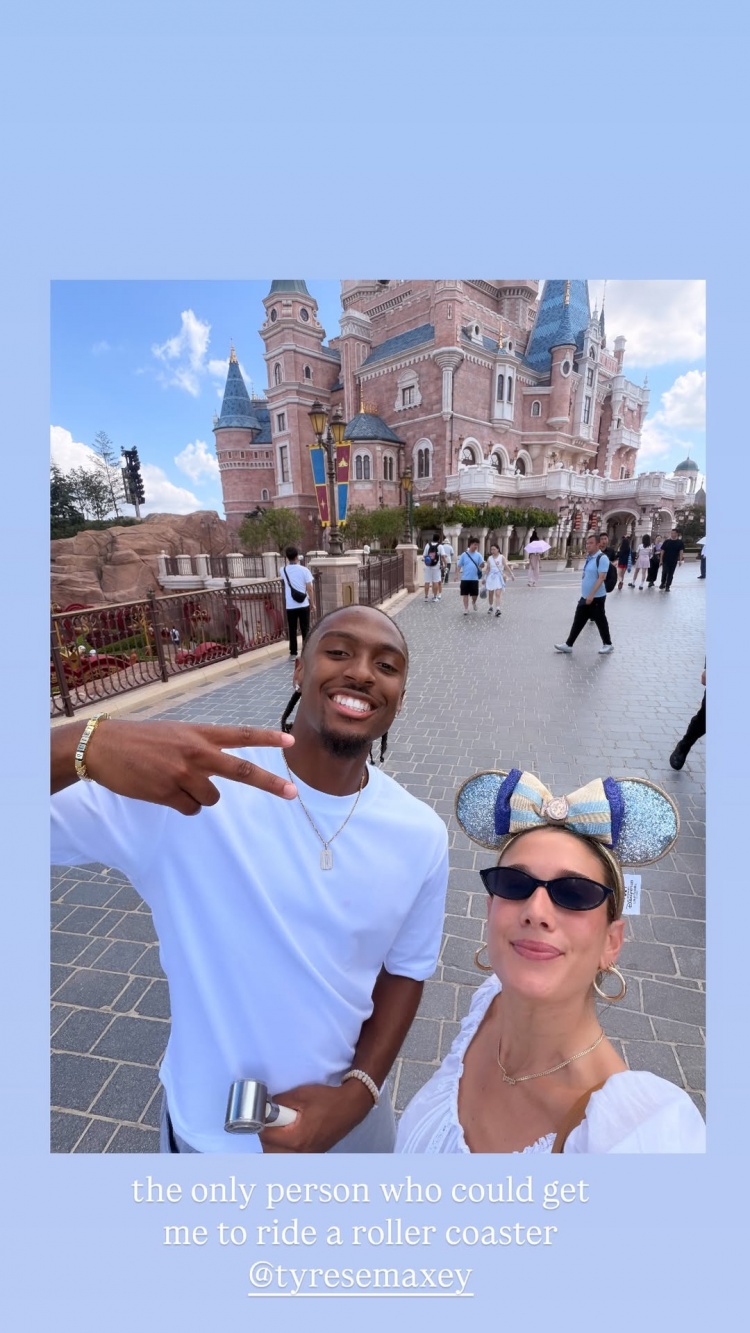 Klutch Sports美女助理晒与马克西合影:唯一让我敢坐过山车的人 Klutch Sports美女助理晒与马克西合影:唯一让我敢坐过山车的人