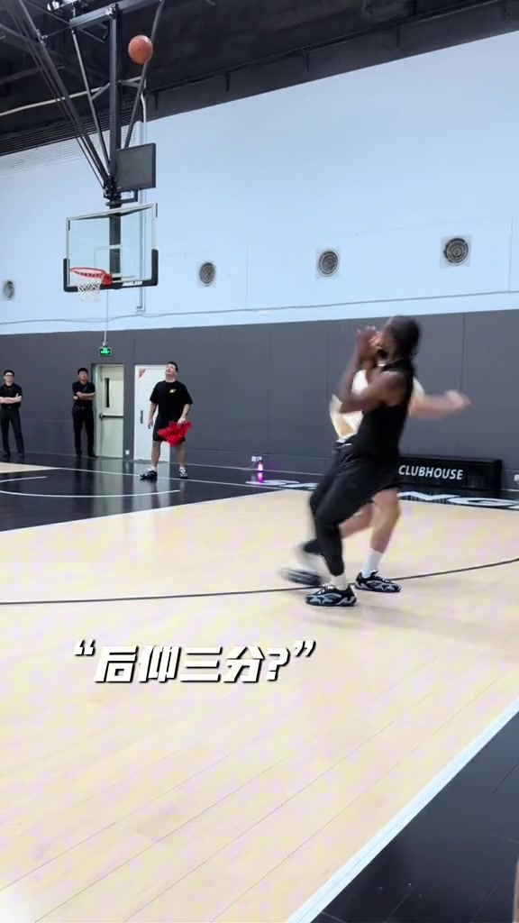 吴泽昊晒与马克西单挑的视频:晚上离开上午还训练 费城超跑下次见