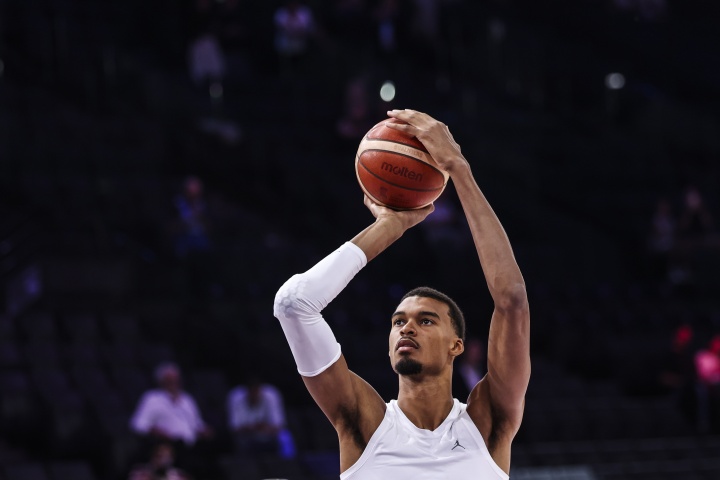 ESPN为火箭续约阿门评级A-：双赢 比文班亚马的合同每年少800多万