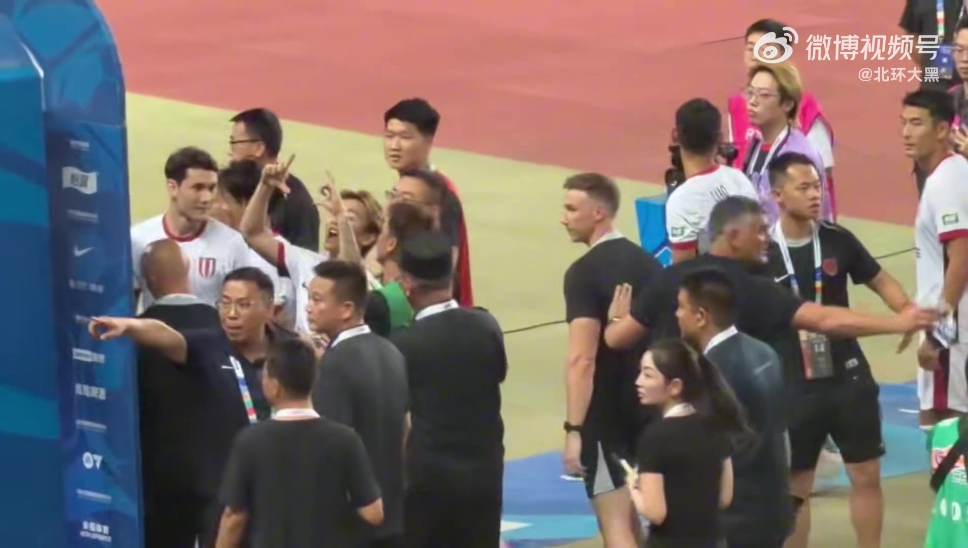啥意思？韦世豪赛后与河南球迷对峙，双手比了一个圆的手势
