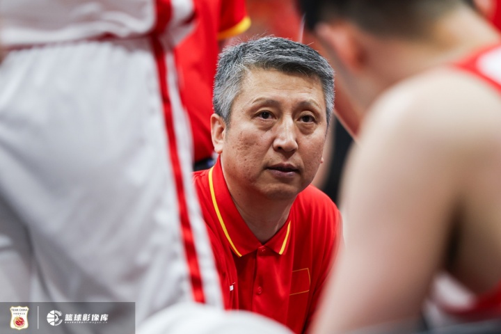 解说:中国男篮在小组赛更多是调整状态、适应场地、演练战术 解说:中国男篮在小组赛更多是调整状态、适应场地、演练战术